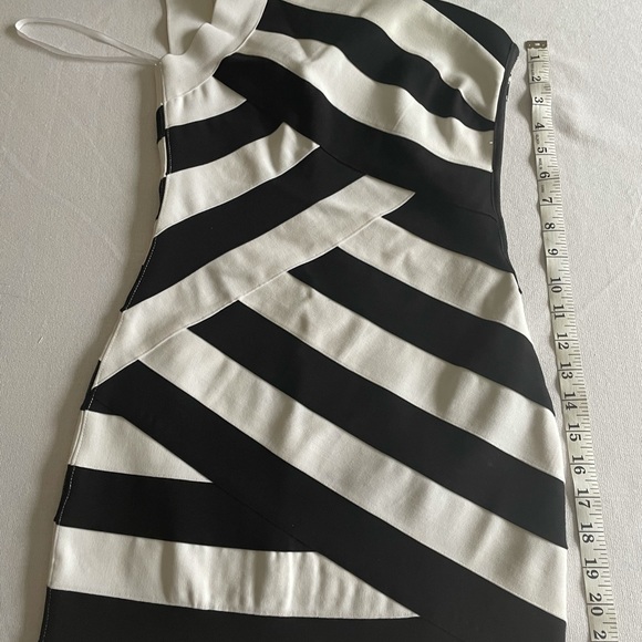 New black and white body on dress - Picture 2 of 4